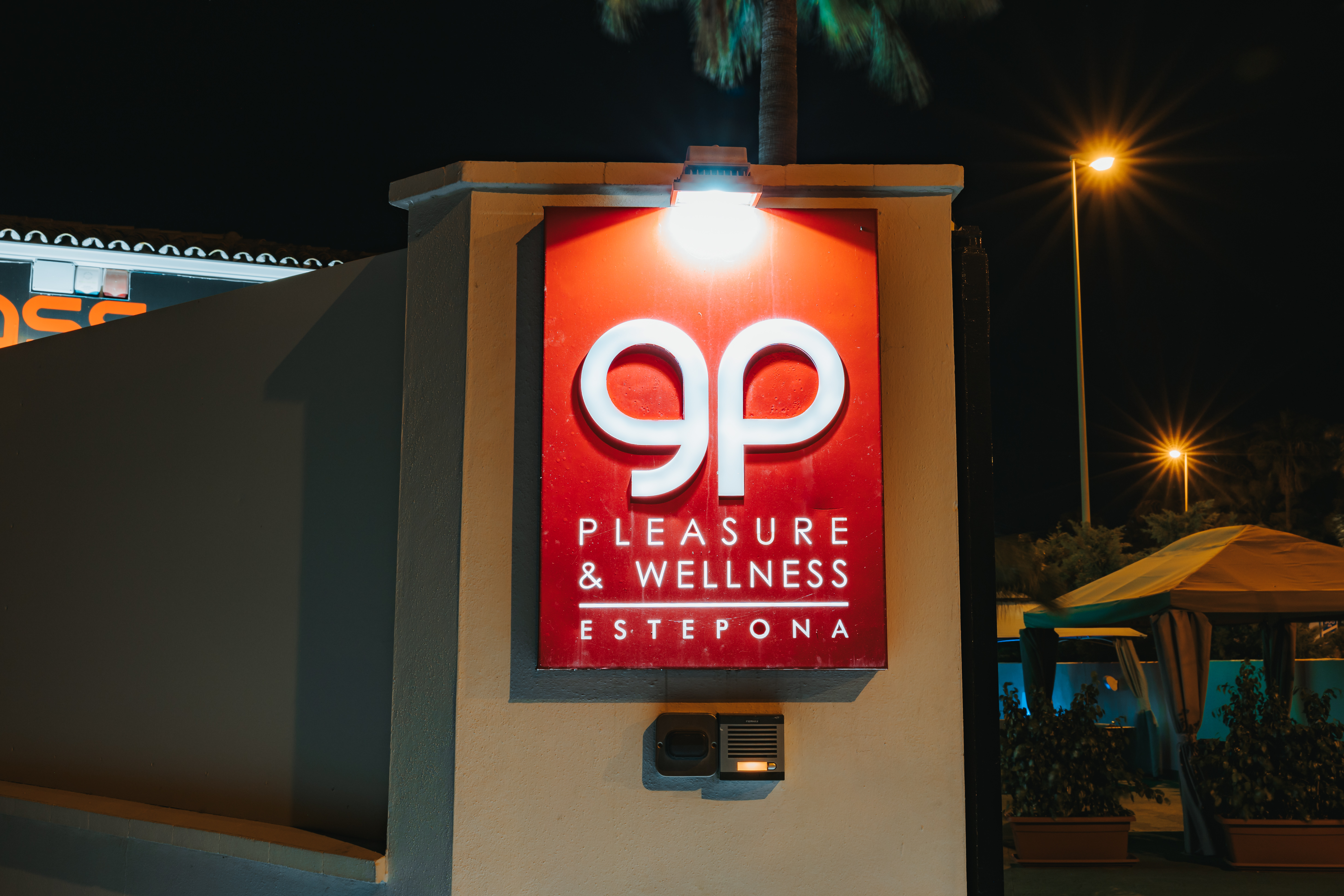 Logo Exterior